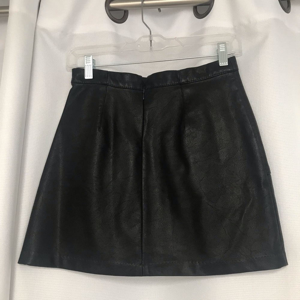 New Look Petite Leather Look Skirt with zipper - Picture 3 of 3